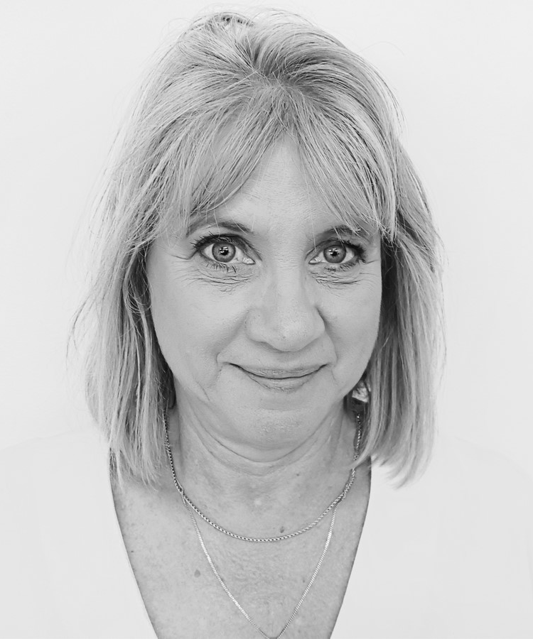 Professional portait photograph of Sharon Blomeyer
